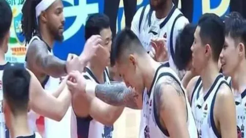 丁文一与诺瑞斯半程领跑，约堡公开赛高尔夫排名并列第五